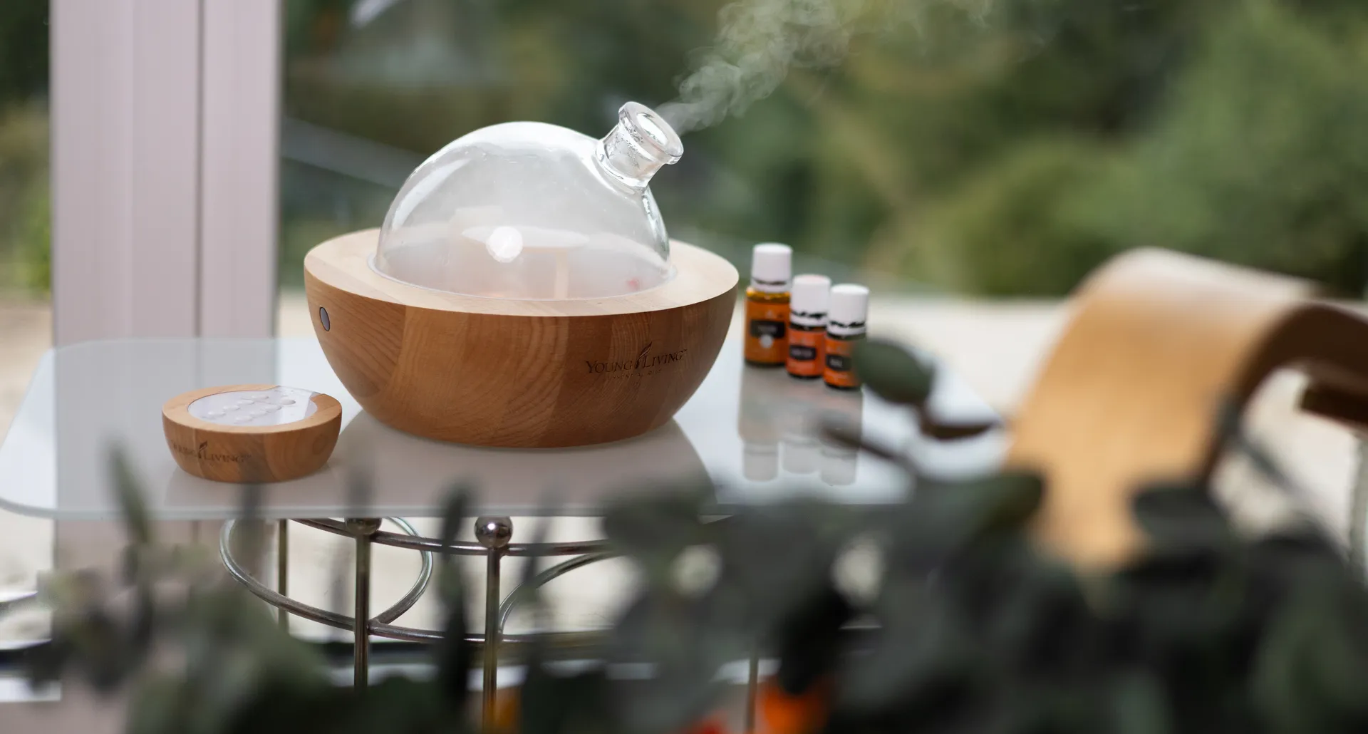 Diffuser mit ätherischen Ölen in einer ruhigen Praxisumgebung – Aromatherapie zur Unterstützung von Körper, Entspannung und innerer Wahrnehmung.